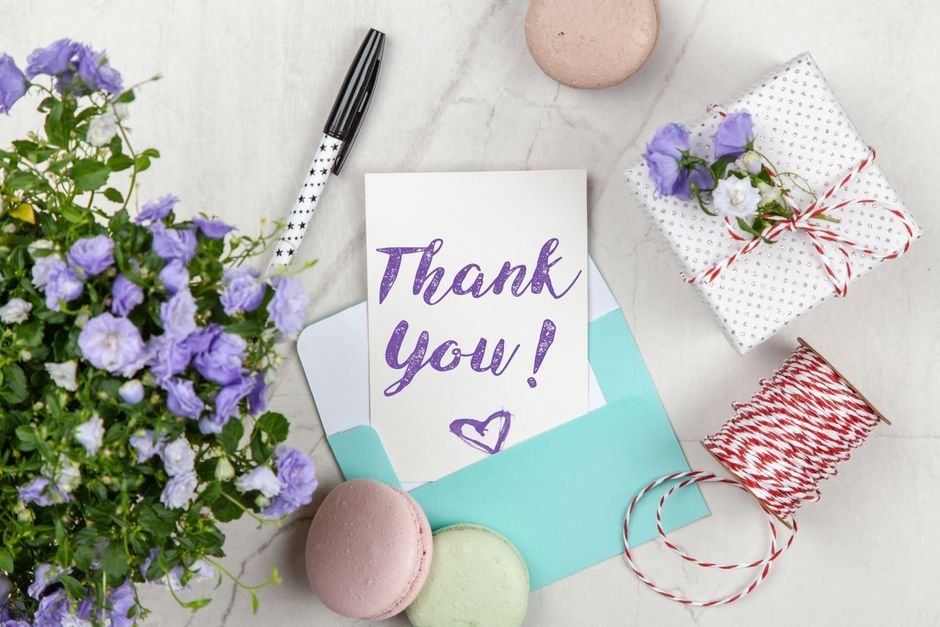 Thank you card with flowers and macarons for an Admin Day gift