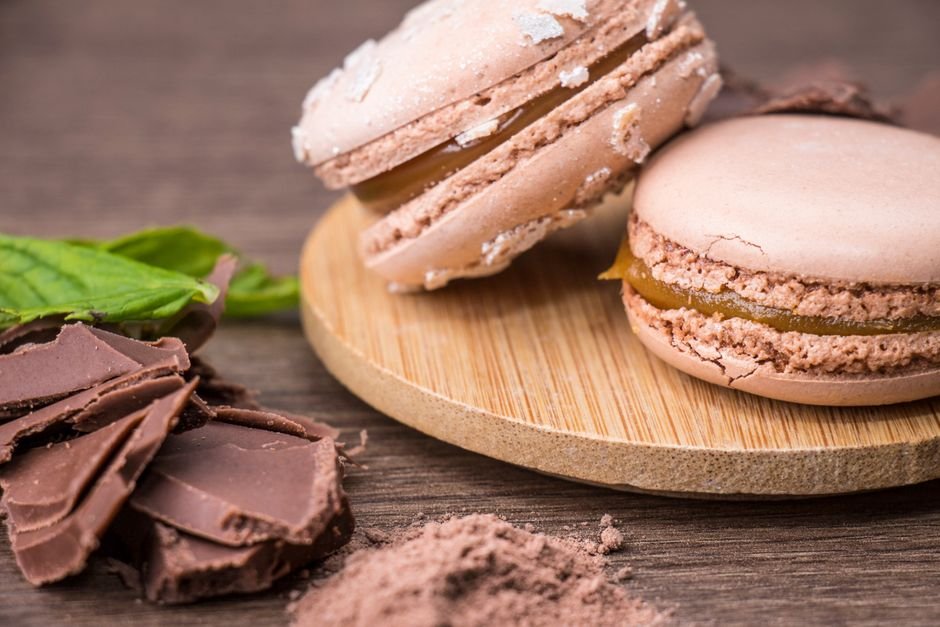 Chocolate and mint leaves showing a chocolate flavor pairing
