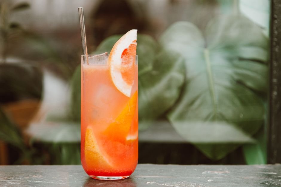 A refreshing grapefruit mocktail highlighting how Fever-Tree Grapefruit mixes into drinks